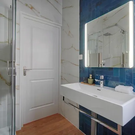 Апартаменты New 2 Bed 2 Bath Ac Palais 8 Min Walk